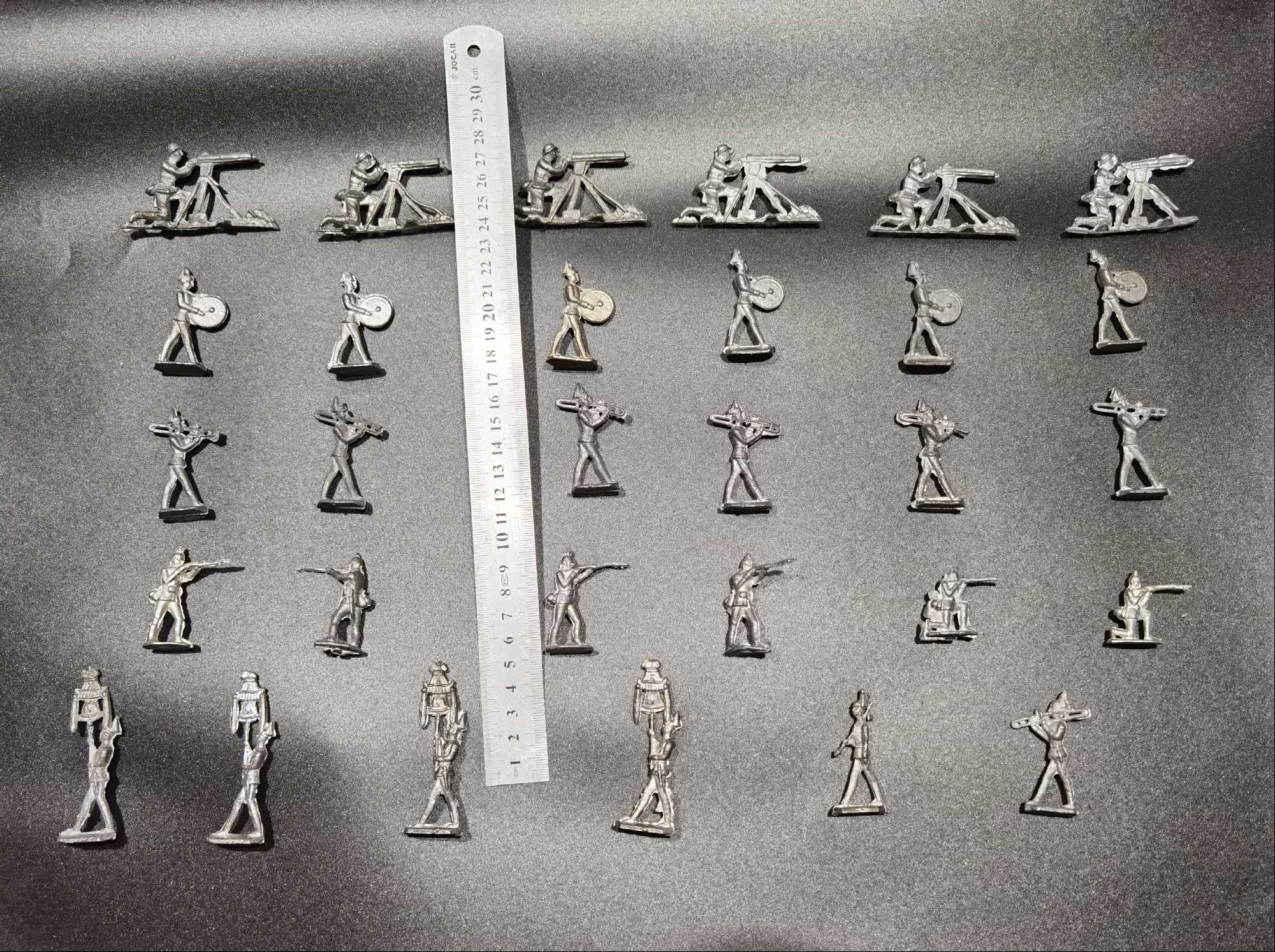 Lot soldatei/figurine din plumb - colecție, decor sau alte proiecte