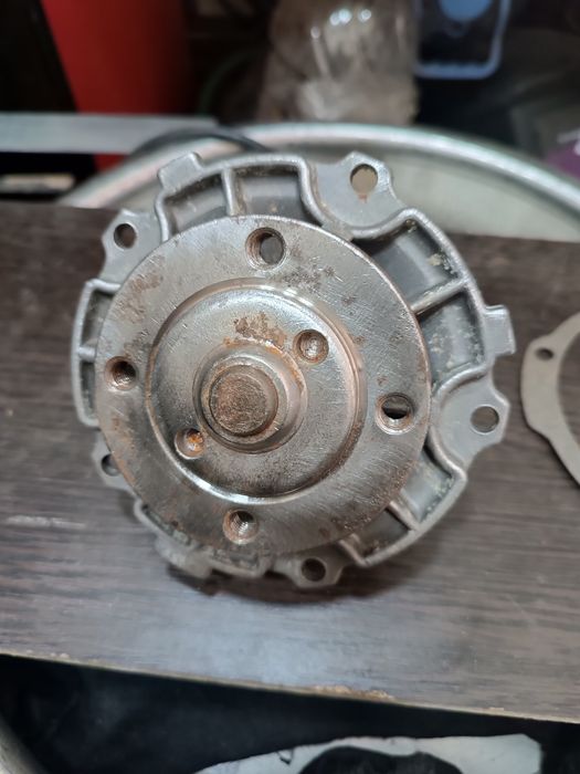 Продам на Мерседес помпа новая