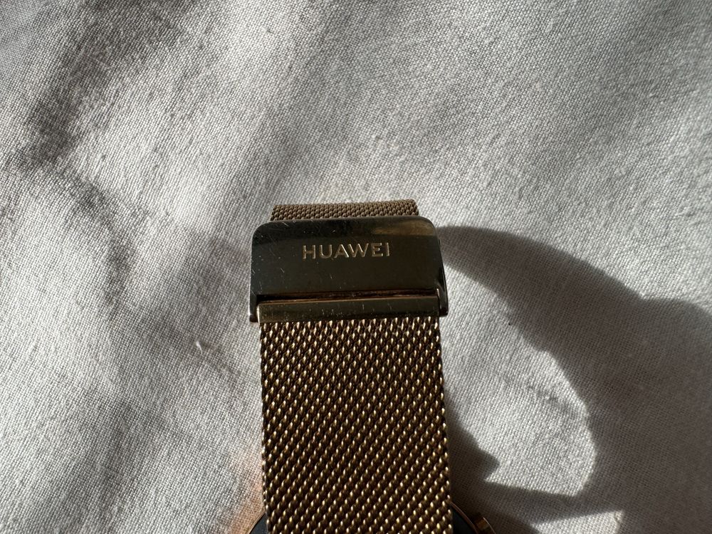 Huawei Watch GT 2 42mm elegant gold + подарък