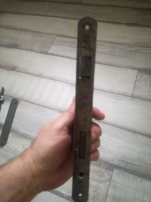 Продавам българска брава за входна врата-Метал