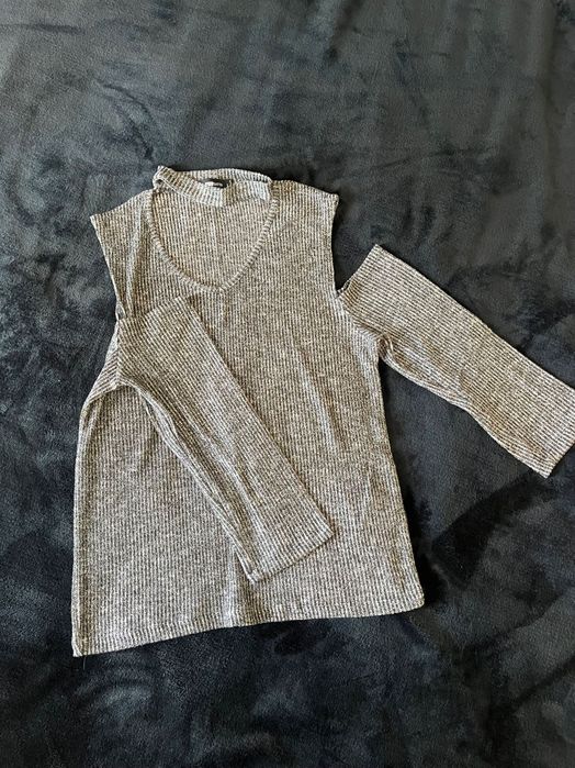 Блуза с голи рамене