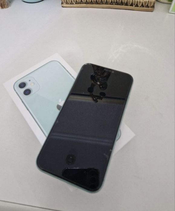 Продам Iphone 11 полный комплект без сколов и трещин никогда не вскрыв