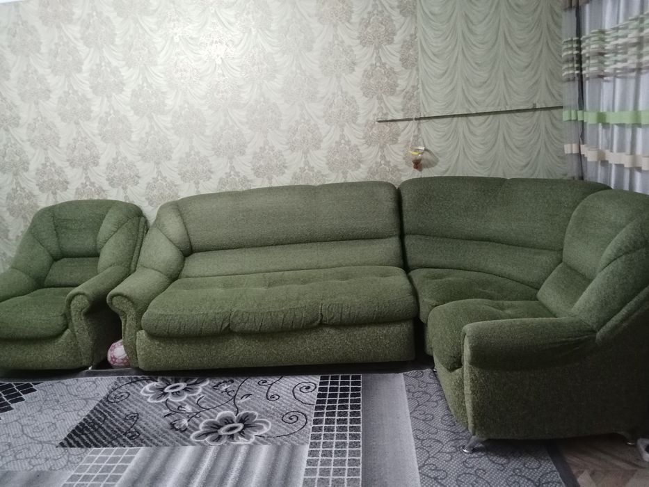 Угловой диван, целый