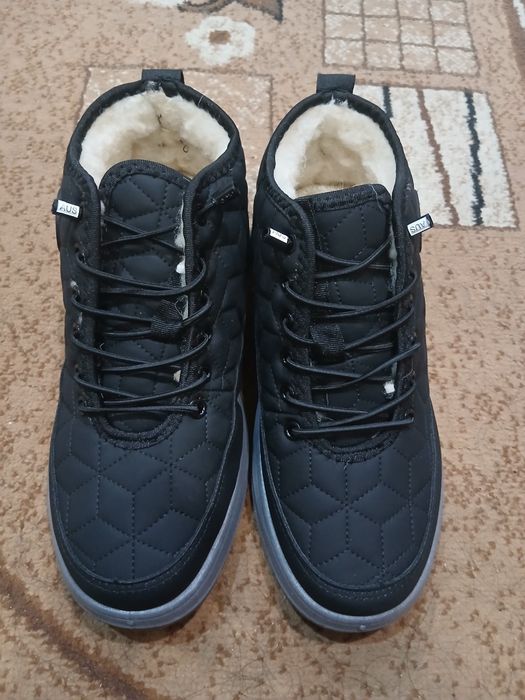 Продам зимние кроссовки