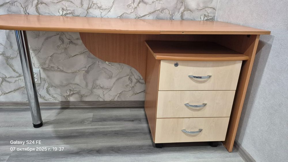 Продам стол с тумбой