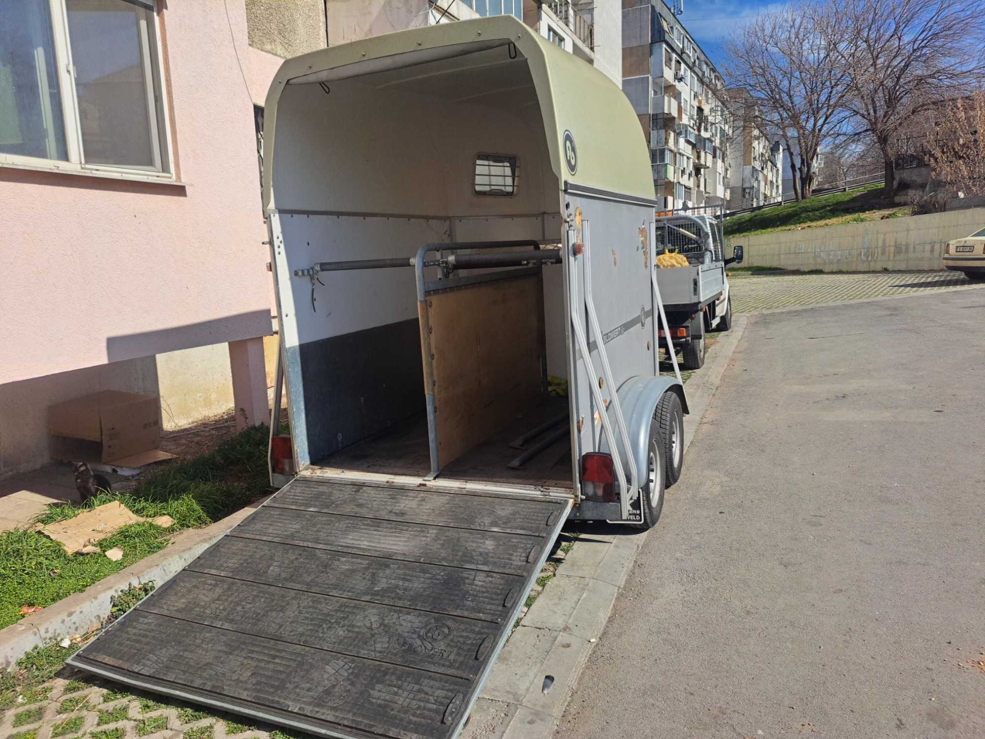Продавам ремарке за два коня в много добро състояние