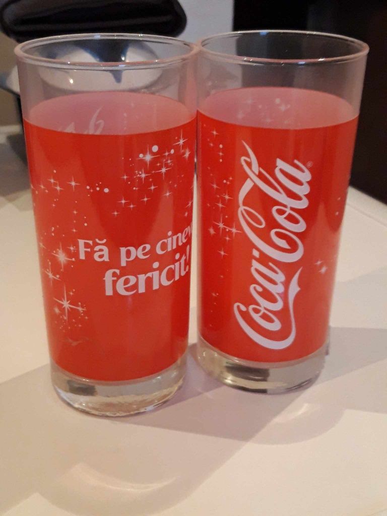 Pahare de Coca-Cola și Pepsi