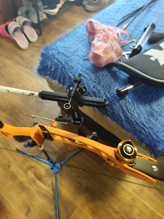 Продавам чисто нов лък напълно оборудван със раница която е чисто нова