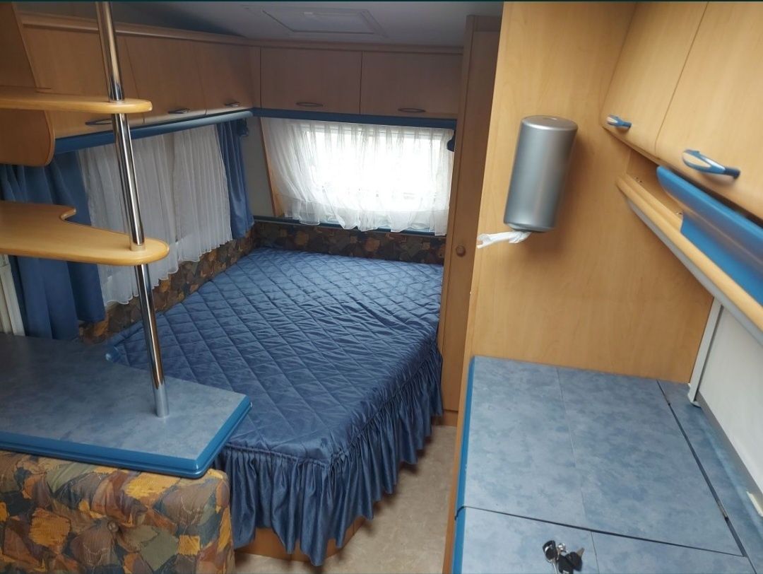 Rulotă Hobby De Luxe 440, Înmatriculată, 2 zone de dormit, pat Francez