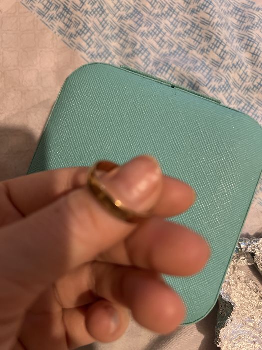 Золото обручалка за грам 42000тг .