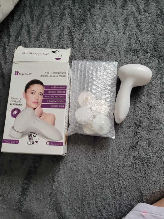 Perie electrica pentru ingrijirea zilnica a tenului