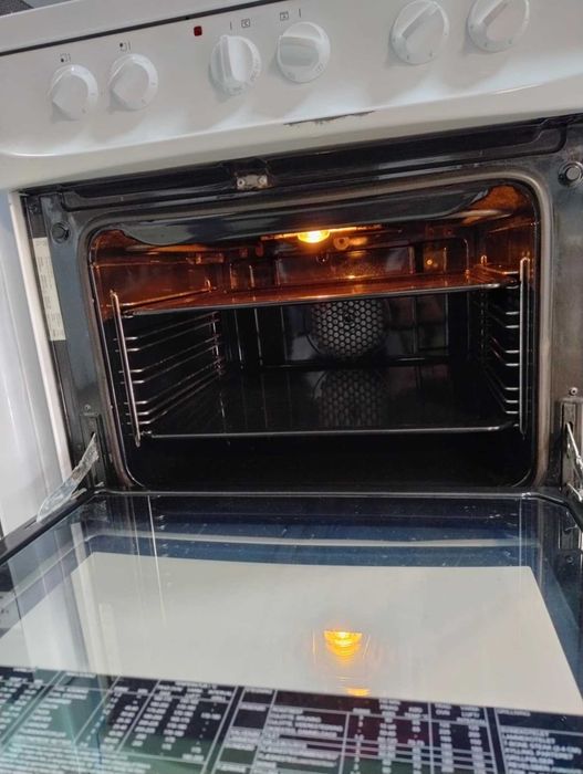 Готварска печка с керамични котлони Electrolux voss