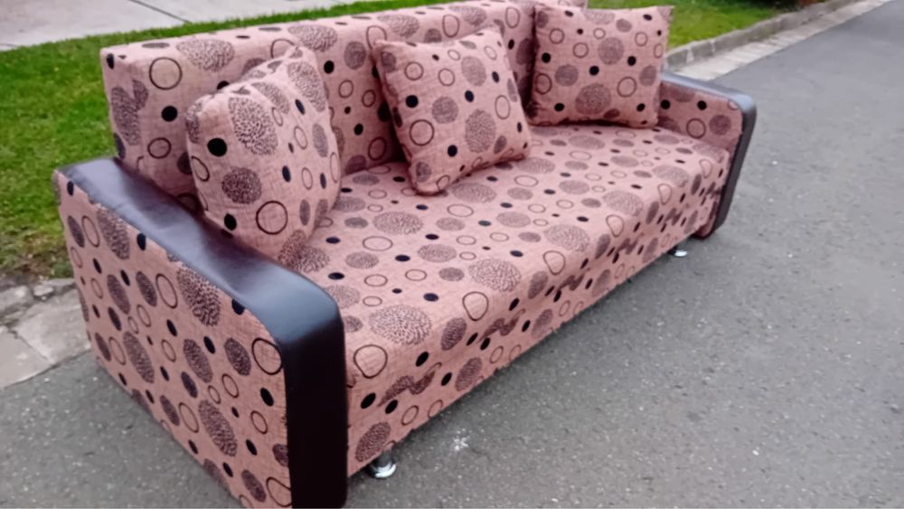 Canapea extensibila cu lada  pentru haine