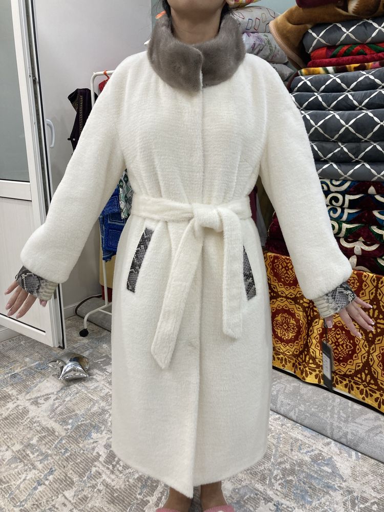 Женское Пальто шуба от снежной королевый