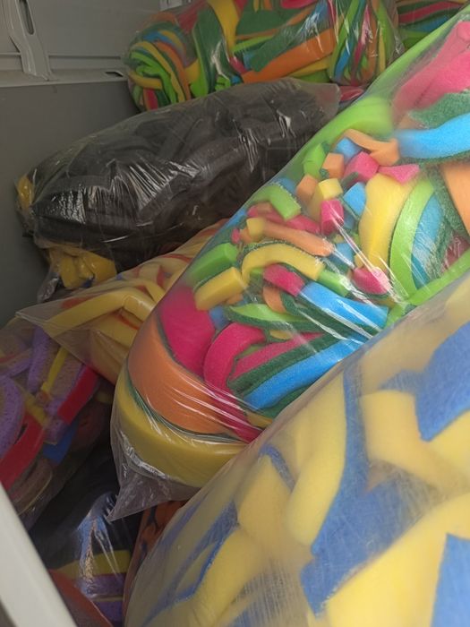 Отдам даром обрезки поролона с абразивом