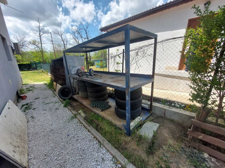 Продавам метални стелажи височина-180, дълбочина-92 , дължина 292