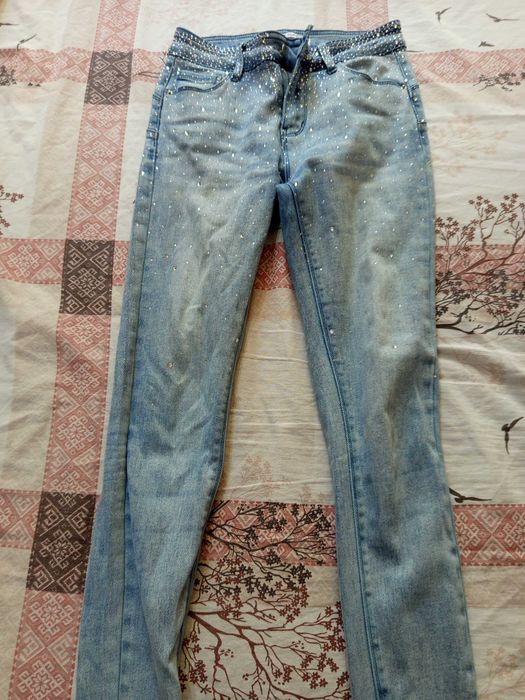 Еластични дънки с камъчета