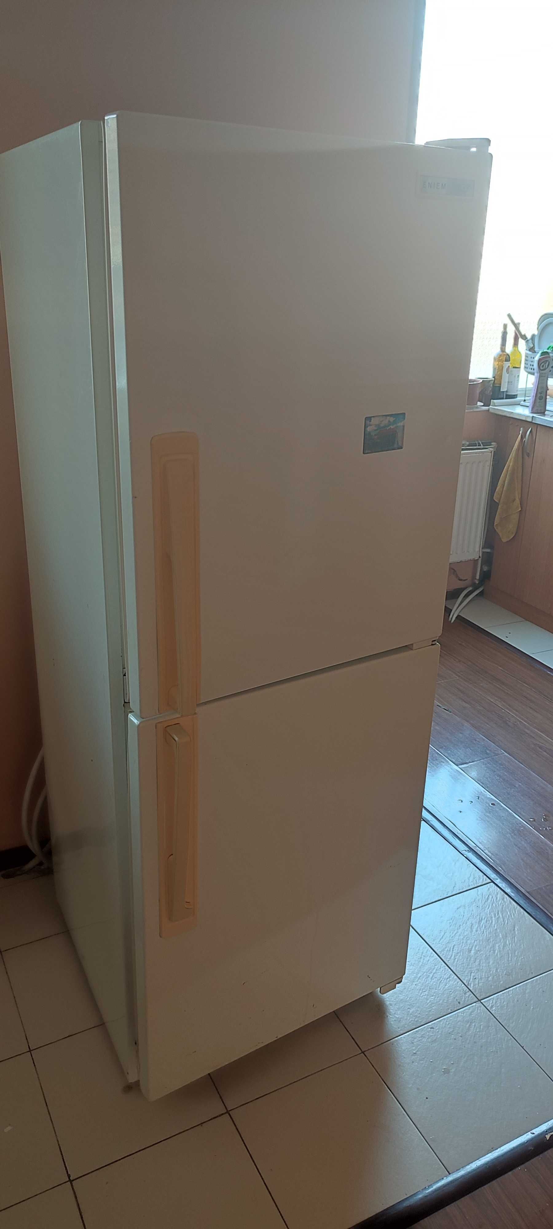 Продавам просторен хладилник  ENIEM с два мотора