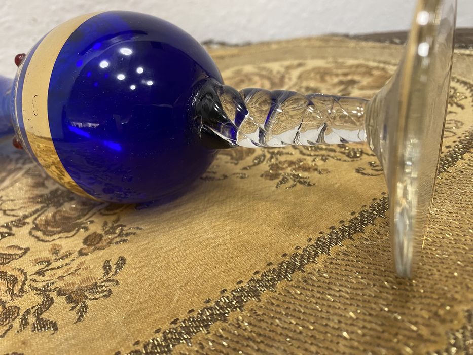 Италианска ваза изрисувана със златни бои