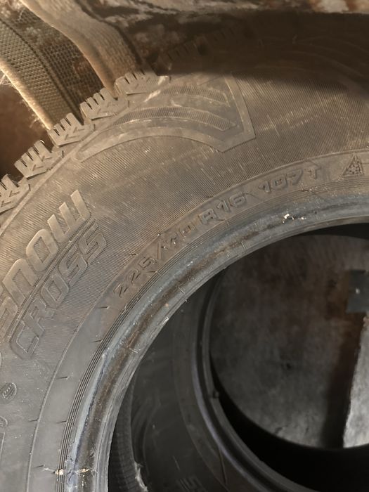 Продам зимнию резину 225 70 R16