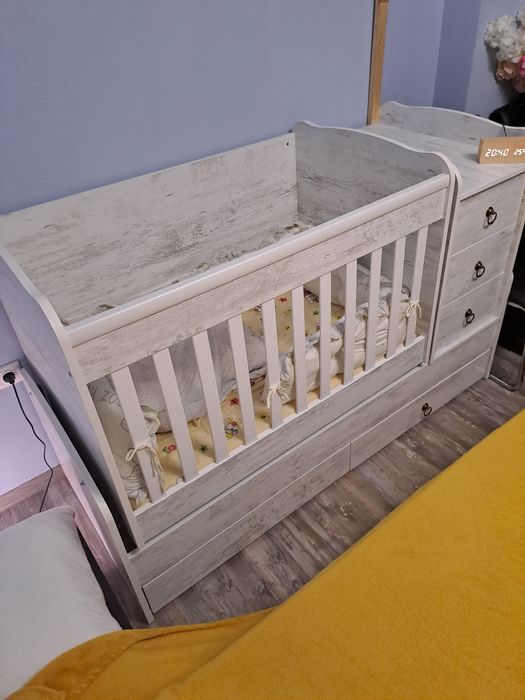 Детска кошара с люлеещ мехамизъм