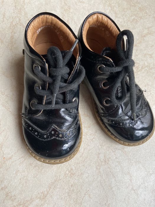 Продам детские ботинки.