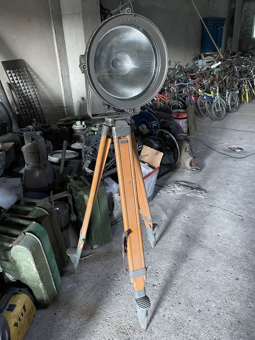 Lampadar, lampa, veioza-reflector, proiector teatru
