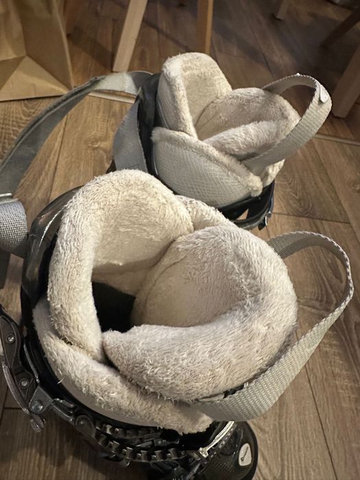 Vând schiuri bețe si clapari