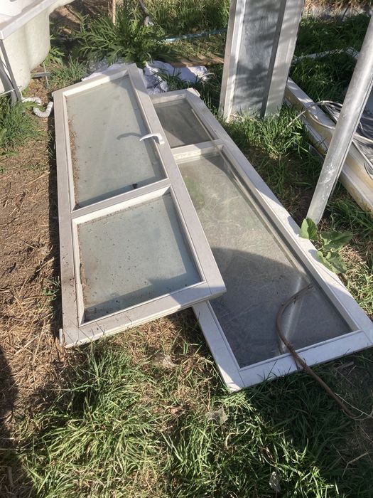 Двери 2 штуки дерево под пластик