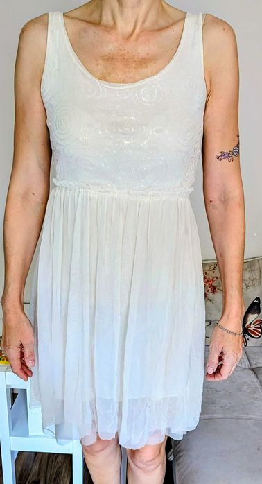 Нежна феерична бледо бежова рокля