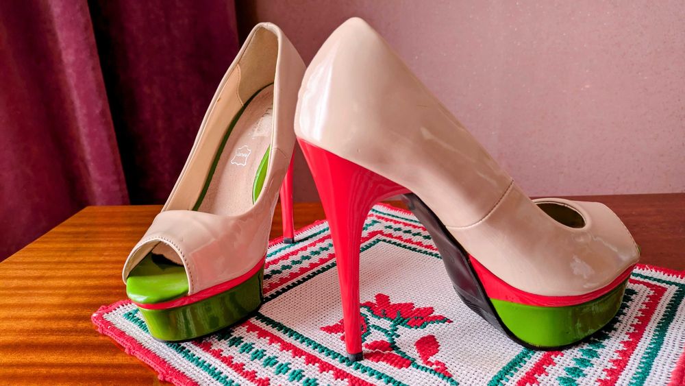 Platforme elegante peep-toe, look îndrăzneț