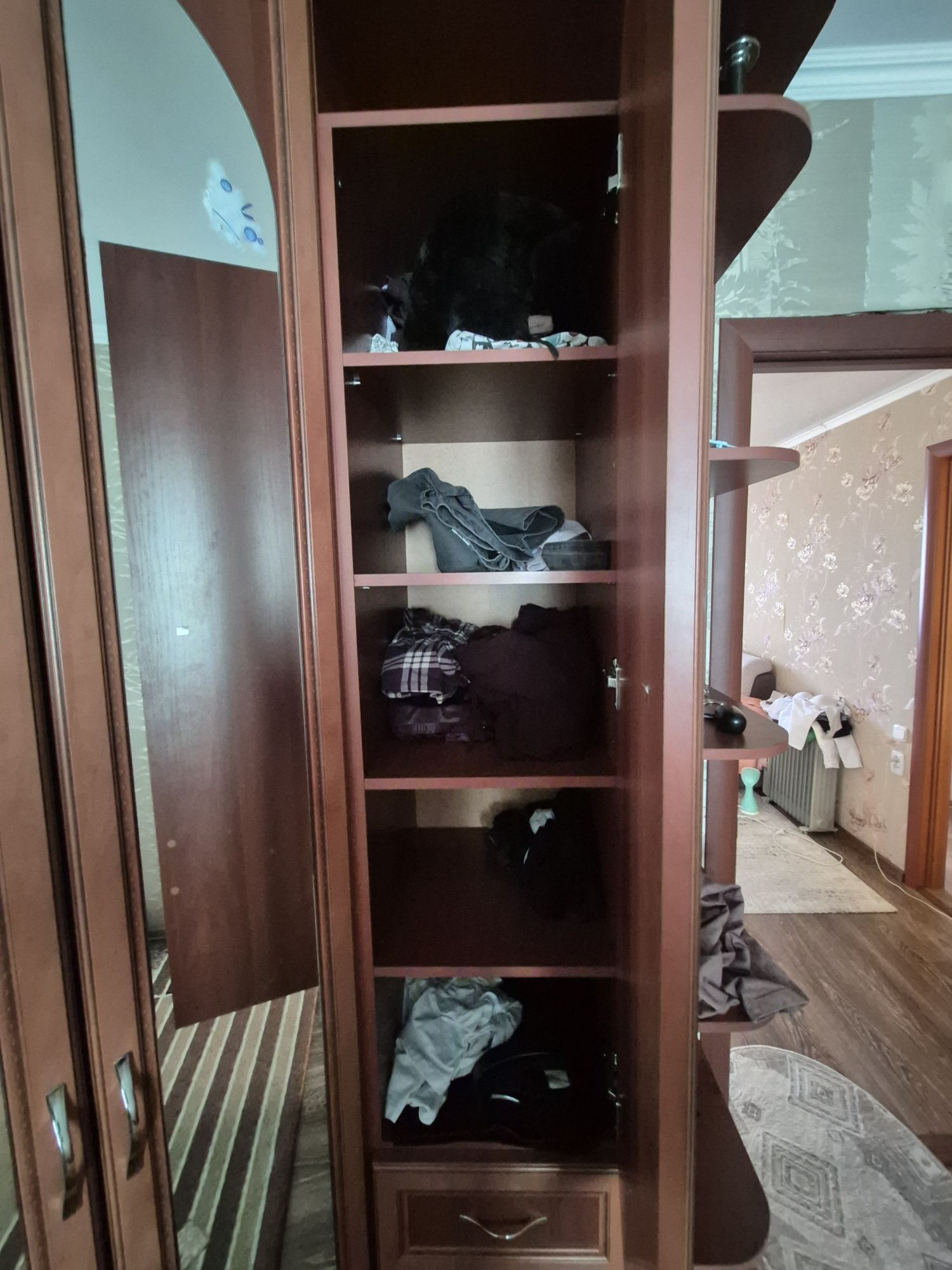 Продам угловой шкаф