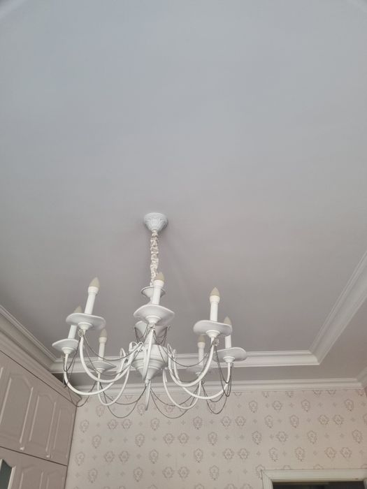 Продам нежную люстру белого цвета