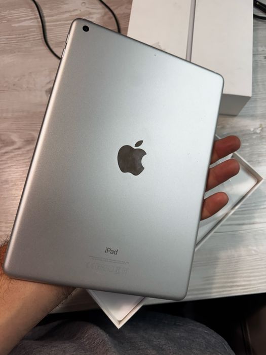 iPad gen 5, 32 gb, white