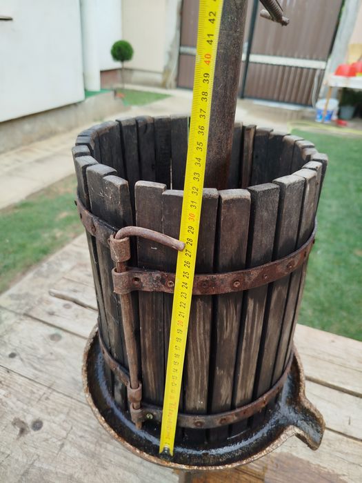 Vând presă struguri