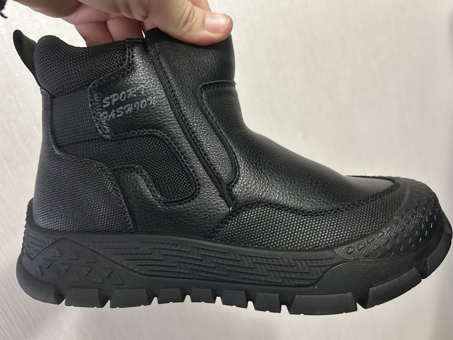 Продам новые детские зимние сапоги