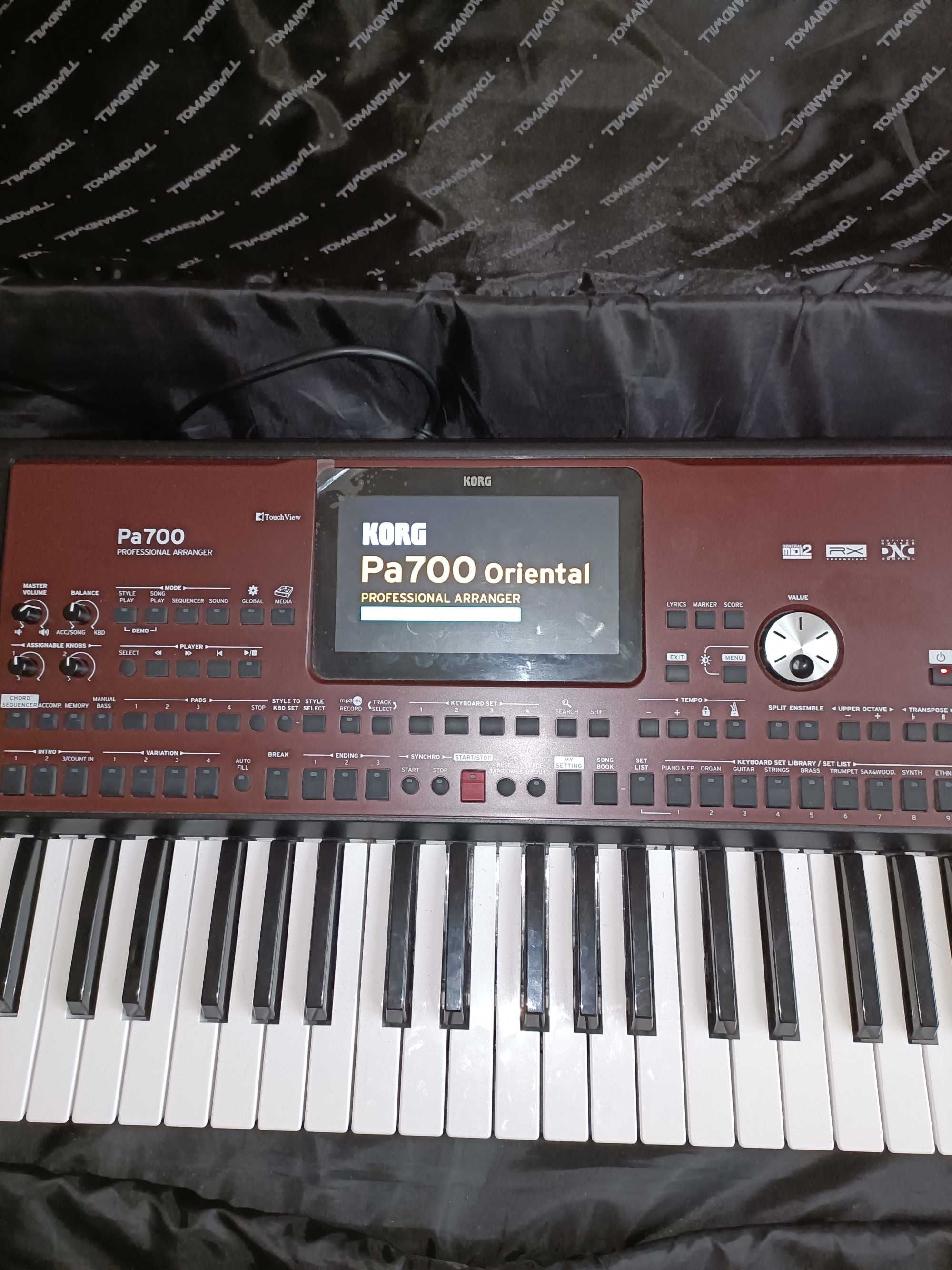 Продавам KORG PA 700 Oriental