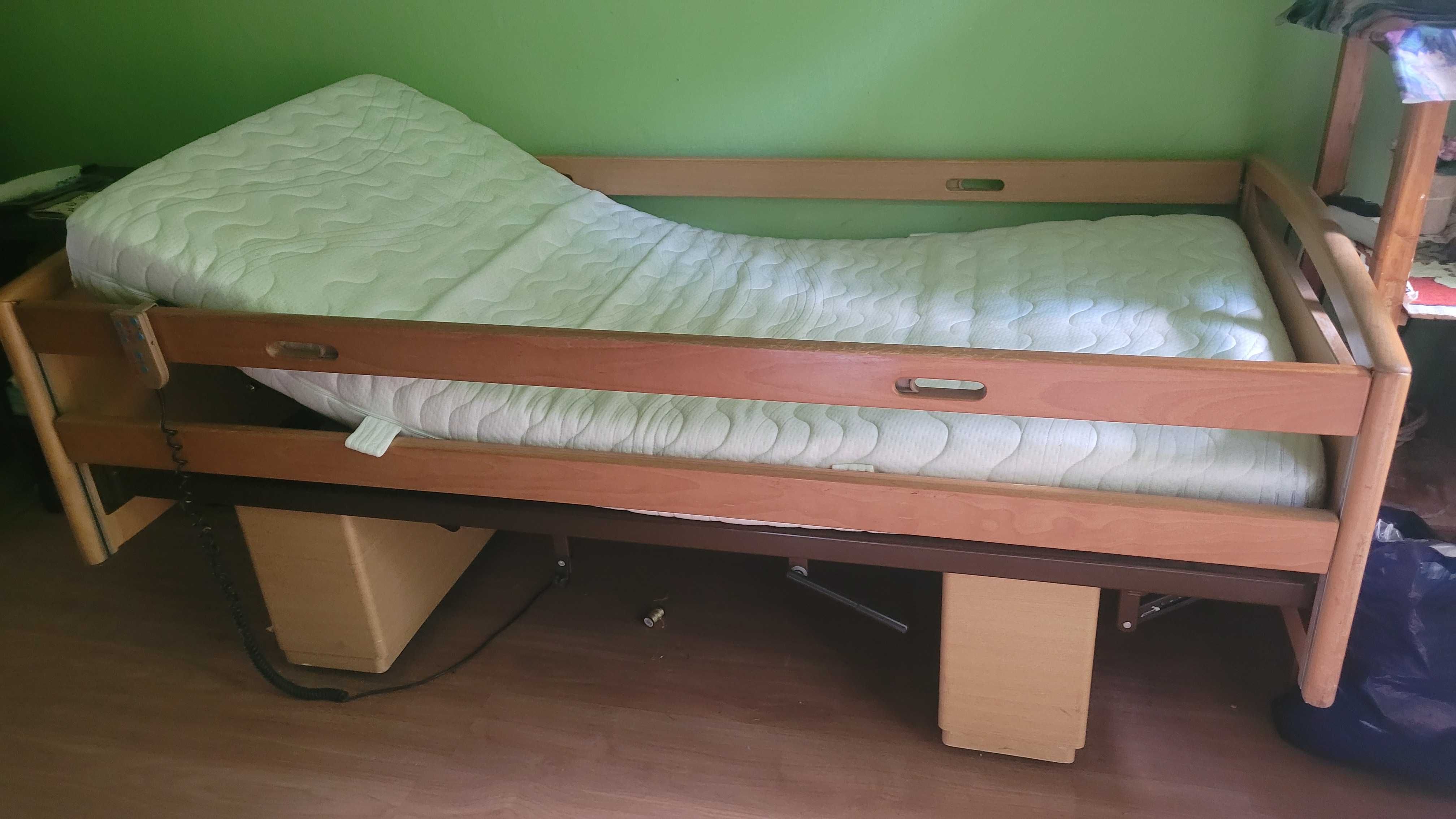 Pat medical, fotoliu, scaun cu oliță si băncuță pentru cadă