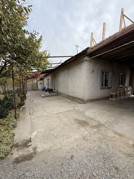 Nazarbek tarnovda 7.7 sotixli uy sotiladi