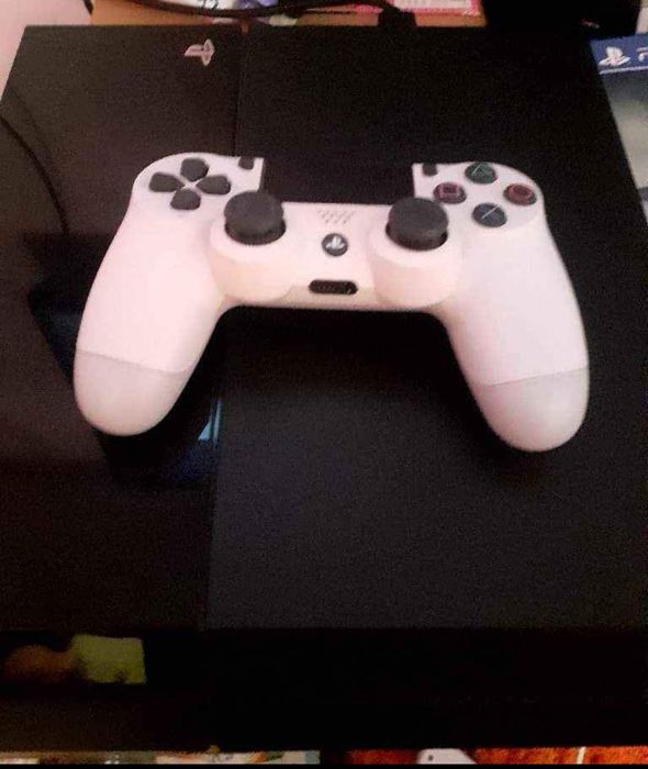Vând PlayStation 4
