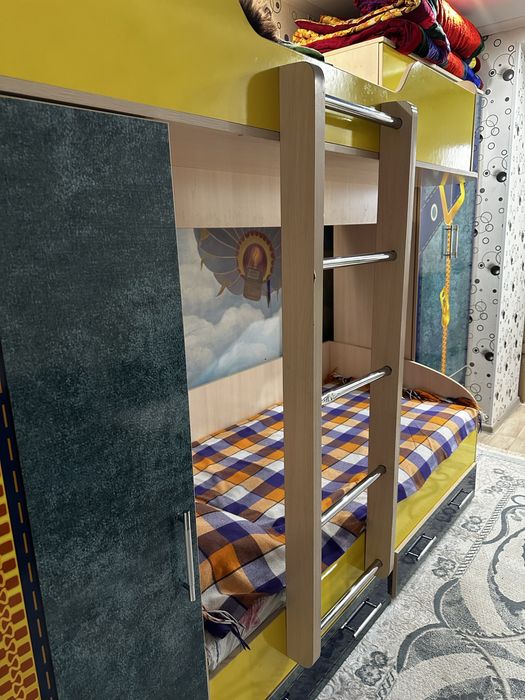 Продам детскую двухьярусную кровать