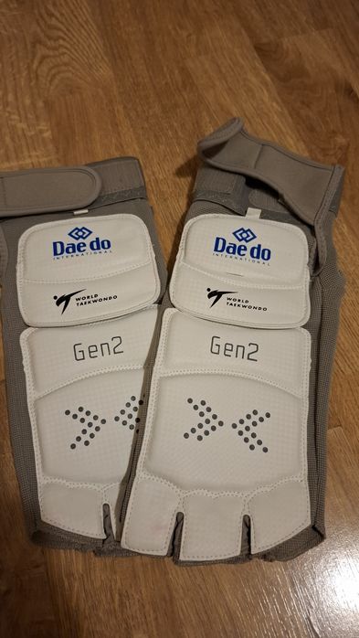 Таекуондо екипировка Dae Do! Протектори, електронни чорапи, добок.