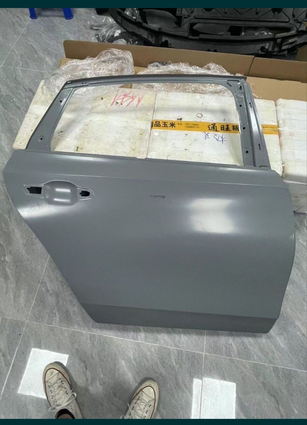 Hongqi H5  eshik o'ng taraf oldi orqa