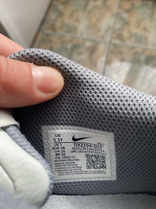 Vând adidasi de baschet LeBron 21