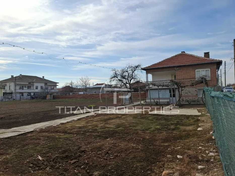 Двуетажна къща в Чешнегирово