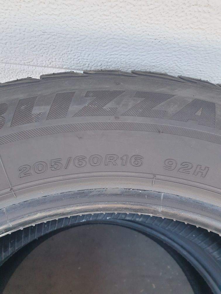 Зимни гуми 2 броя BRIDGESTONE Blizzak LM32 205 60 R16 дот 3821