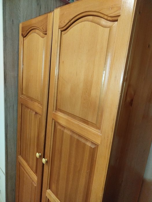 Гардероб от чамово дърво