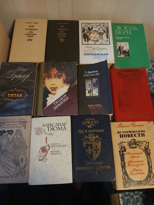 Книги разных жанров.