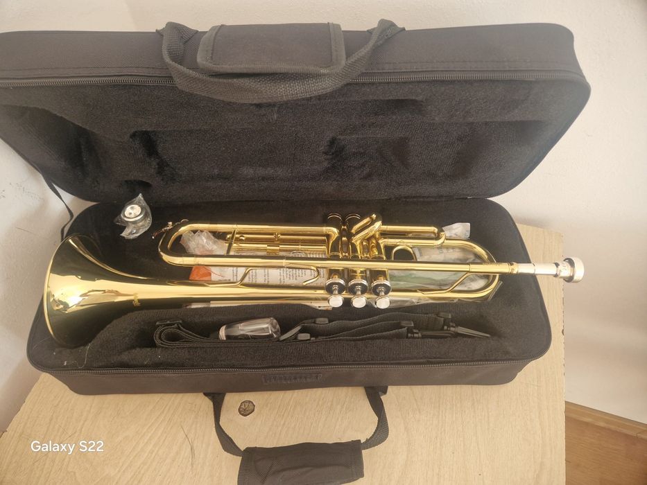 Trompeta mendini noua cu mustiuc 7c nou, husa si alte accesorii