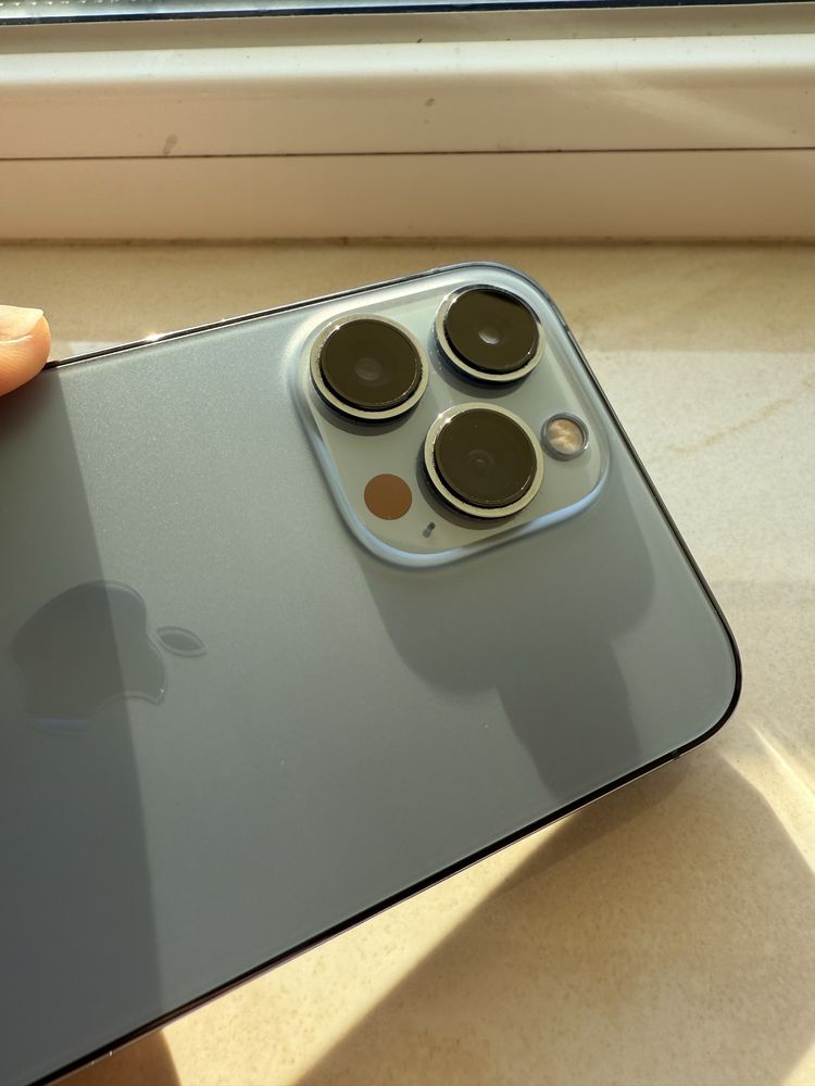 IPhone 13 pro, 128 MB, Sierra blue с подарък слушалки